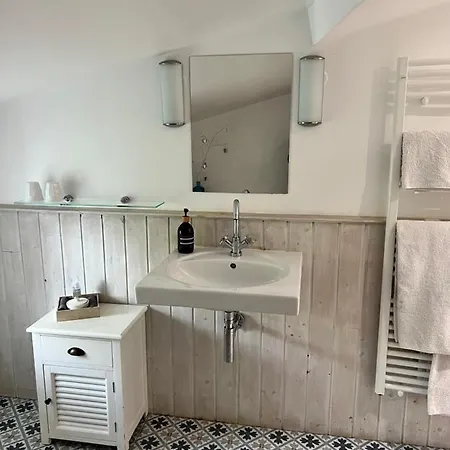 La Girarde Bed & Breakfast 4*